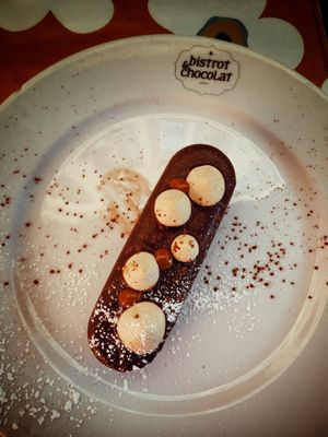 Une dinguerie de mousse au chocolat enrobée de chocolat noir - vegan at Bistrot and Chocolat in Strasbourg
