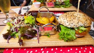 Tasteless burger meal at Bistrot and Chocolat in Strasbourg