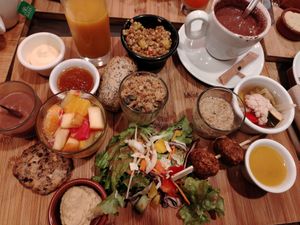 Poêle de carottes (brunch dolce e salato vegano e senza glutine con succo di mango e bevanda al cacao con latte di soia) at Bistrot and Chocolat in Strasbourg