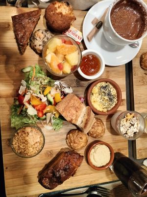 Full miam (brunch dolce e salato vegetariano con succo di ciliegia e bevanda al cacao con latte di soia) at Bistrot and Chocolat in Strasbourg