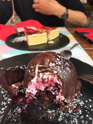Vegancheesecake and chocolate dessert at Bistrot and Chocolat in Strasbourg