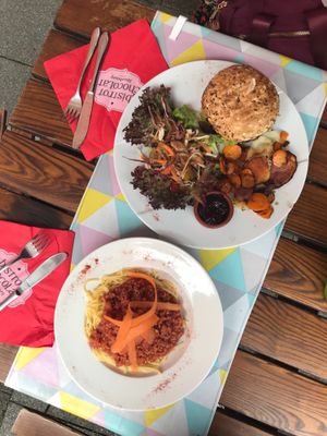 Spaghetti and burger at Bistrot and Chocolat in Strasbourg