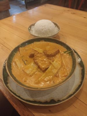Gaeng (vegan curry with tofu & bamboo shoots) & jasmine rice at One Wok in Panama City