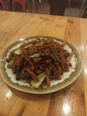 Pad See Ew: wide noodles with vegetables in soy sauce (tofu protein), remember to ask this dish without eggs at One Wok in Panama City