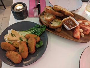 Heura nuggets and garlic bread starters at Pastan Barcelona in Barcelona
