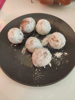 Bolitas de donut at Pastan Barcelona in Barcelona