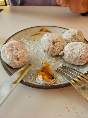 Mini doughnut balls at Pastan Barcelona in Barcelona