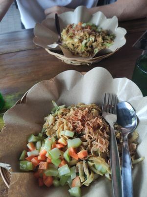 Fried rice noodles and veg at Warung Serbet in Ubud