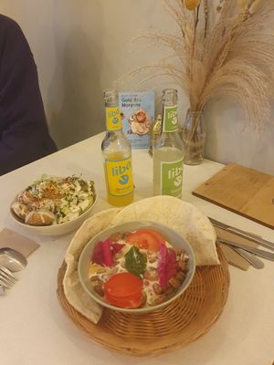 2 verschiedene Bowls mit Bohnen und Falafel und Fladenbrot at elbēn an der Wolbecker in Muenster