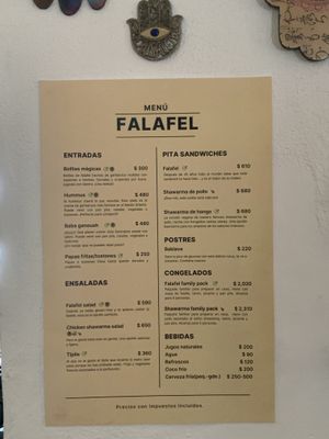 Olvidé tomar foto de la comida, pero los falafeles estaban muy ricos, el patio lindo y, como se muestra en el menú, la comida apta vegana marcada    at Barra Falafel Zona Colonial in Santo Domingo