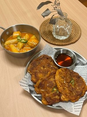 Tteokbokki and kimchi-jeon at Hán Guǒ Shū Shí - 韓粿蔬食  in Hualien