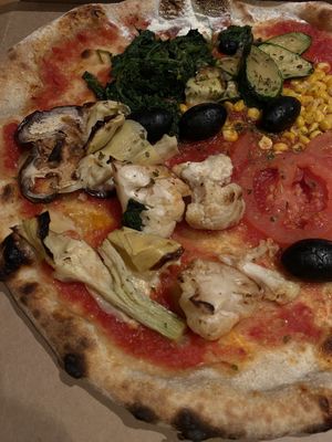 pizza vegan (viene con un barattolino di hummus)  at Martinerhof's Brauhotel in St Martin In Passeier