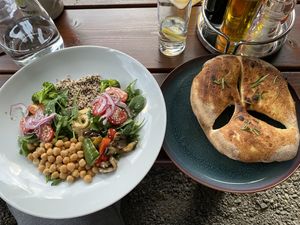 la bowl viene servita con una schiacciata (pizza bianca al rosmarino)  at Martinerhof's Brauhotel in St Martin In Passeier