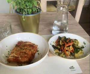 Lasagna vegana con formaggio affumicato e carote+verza saltati.  at OliVia in Legnano