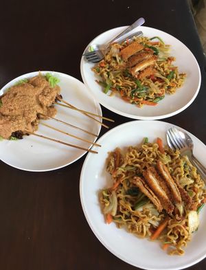 Mie goreng and mushroom skewers at Siboghana Waroeng in Ubud