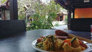 it's nice to hear background noises of a water feature bubbling and someone sweeping leaves at Siboghana Waroeng in Ubud