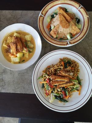 Kare noodles, gado-gado at Siboghana Waroeng in Ubud