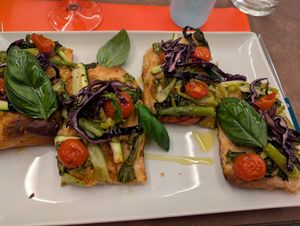 Crunch pizza - red cabbage raw at Claudio AlVicolo in Orvieto