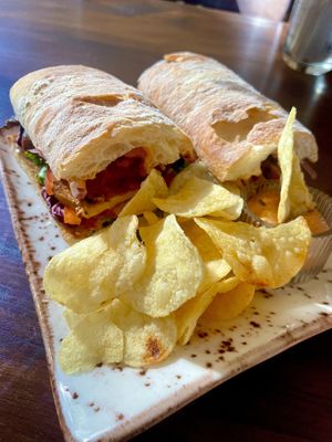 Bocadillo de tofu marinado, veggies y sriracha mayo. Muy rico!  at DIP in Barcelona