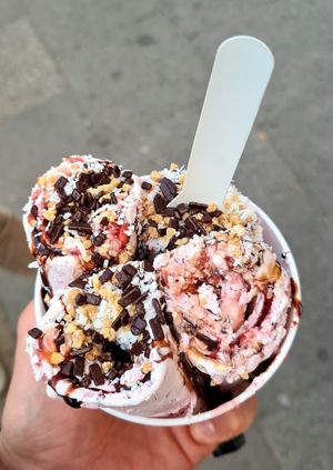 Strawberry, chocolate (...and much more) Röllchen 🍓🍫🍦🌱 at Röllchen in Hamburg
