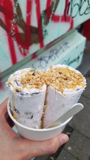 Blueberry, Passionfruit Sauce and Hazelnut Crocant at Röllchen in Hamburg