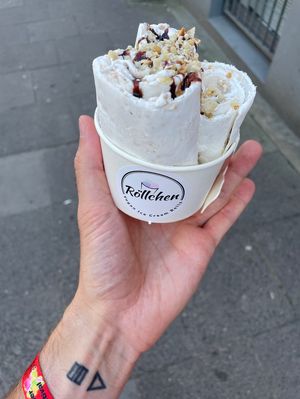 3 Ice-Cream Rolls for 7.90€ (Flavours: Brezel and vegan white chocolate, Topping: Hazelnuts & Almonds, Sauce: dark chocolate)  at Röllchen in Hamburg