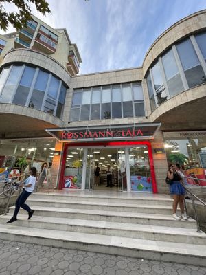 Entrada de la tienda  at Rossmann & Lala in Vlore