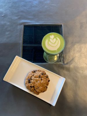 Matcha y cookie de choco y sal at Abstrakto - Café de Especialidad in Punta Del Este