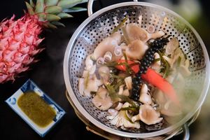 Steamed oyster mushroom with lemongrass  at Tiem Chay Vo Uy in Da Lat