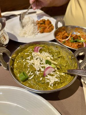 Paneer Palak - hausgemachter Käse mit Spinat in würziger Currysauce und Bhindi Masala - frische, gebratene Okraschoten in würziger Tomaten-Zwiebel-Sauce  at Himalaya Indian Food in Bamberg