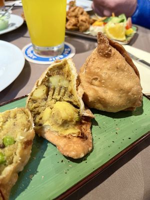 Samosa - gefüllte Teigtaschen mit Kartoffeln, Erbsen und Gewürzen  at Himalaya Indian Food in Bamberg