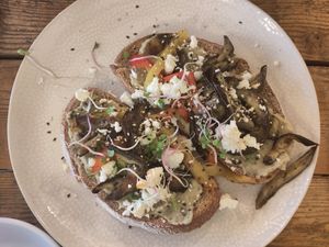 Broodje bana ganoush met paddestoelen at Roxo Lunchcafé in Zutphen