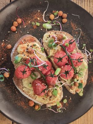 Broodje hummus met gegrilde groenten at Roxo Lunchcafé in Zutphen