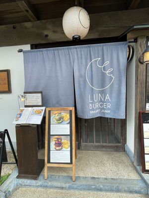 Outside entrance  at Luna Burger  in Kamakura