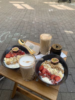 Holistic latte (front), chai latte (back) and two fruit-yoghurt bowls (forgot the actual name 😅) - all vegan and super delicious!  at Holistic Cafe in Speyer