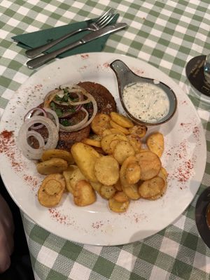 Veganes Bifteki mit Bratkartoffeln und veganem Tzaziki  at Taverna Olive in Berlin