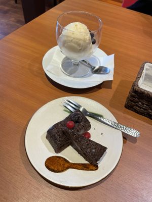 Vegan ice cream and amazing vegan chocolate cake  at Coco Hana in Kyoto