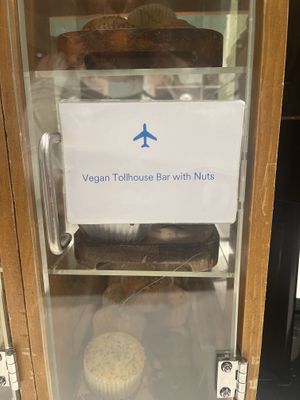 They also have fresh fruits and oatmeal and other vegan offerings  at LAX - Alaska Airlines Lounge - T6 in Los Angeles