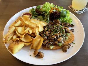 Veganes Schnitzel mit Wedges, Salat und Champinions   at Stadtgespräch in Olsberg