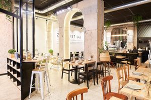  at ZEITGEIST Café in Lyon