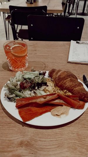  at ZEITGEIST Café in Lyon