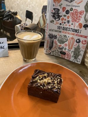 Brownie 😋  at ZEITGEIST Café in Lyon