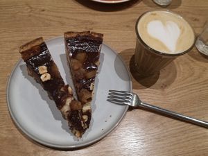 Cheesecake poire chocolat at ZEITGEIST Café in Lyon