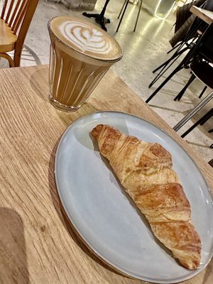   at ZEITGEIST Café in Lyon