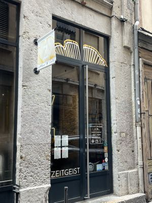   at ZEITGEIST Café in Lyon