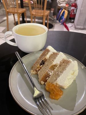   at ZEITGEIST Café in Lyon