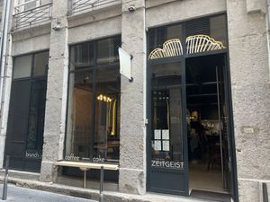 Front  at ZEITGEIST Café in Lyon
