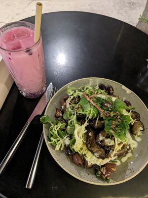 Gaufre houmous aubergines grillées et ice latte rose, framboise, litchi at ZEITGEIST Café in Lyon