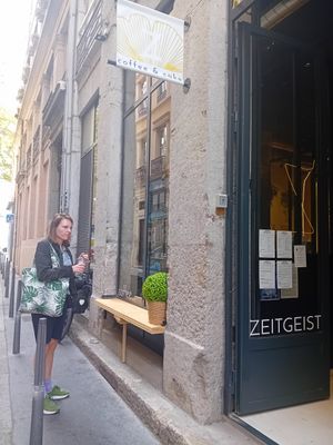 Entrance + my beating gf 😍 at ZEITGEIST Café in Lyon