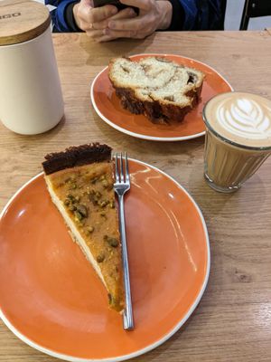 Cheesecake abricot/pistache et brioche cannelle at ZEITGEIST Café in Lyon